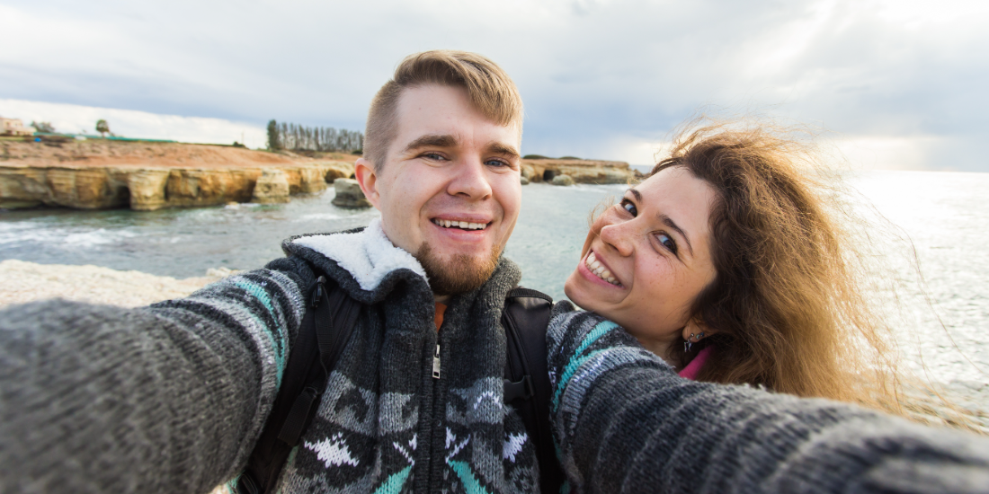 Équipe passionnée de voyage préparant un itinéraire personnalisé